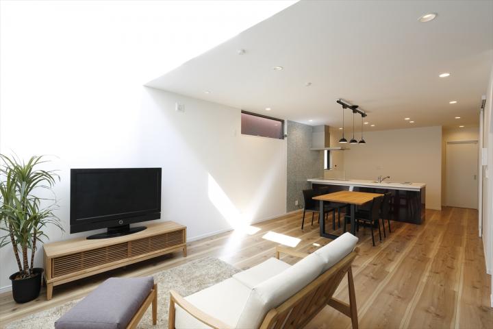 狭小敷地に建つ、光溢れる家