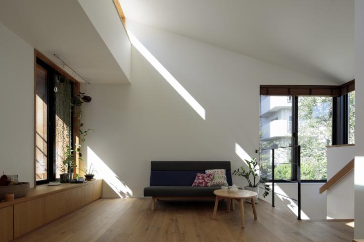 明るく閉じた旗竿地の家