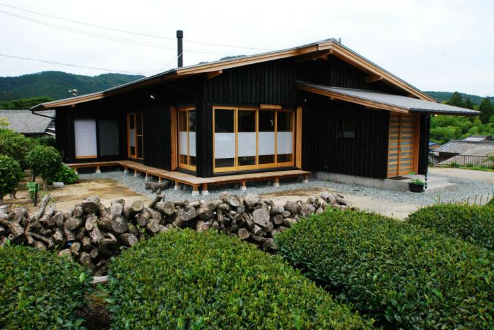 薪ストーブのある平屋建ての家