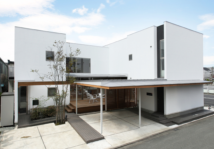 外に閉じて内に開くで実現をした都市型住宅