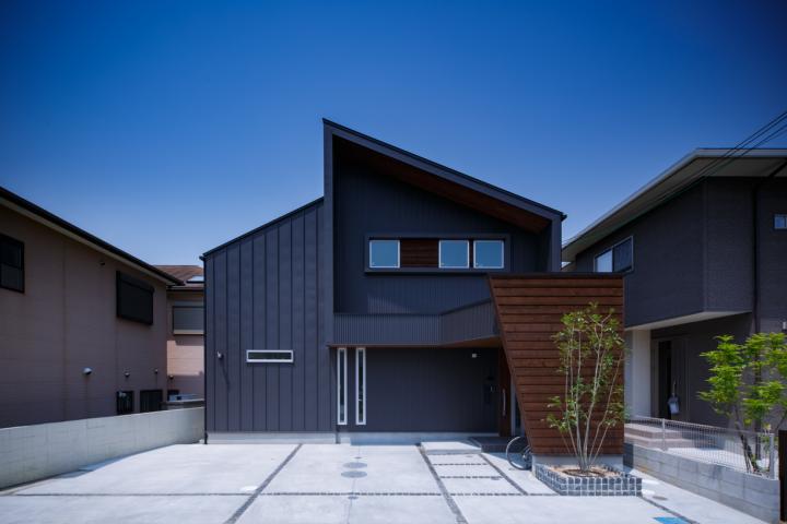 H・h（渡廊下のある家）