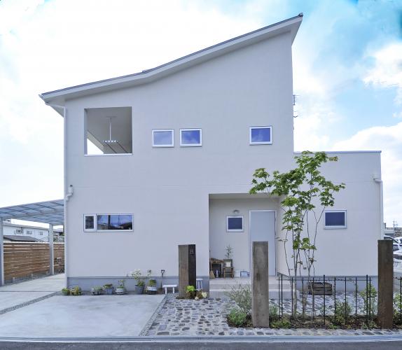 インテリアと吹き抜けが魅力 光あふれるナチュラルな家