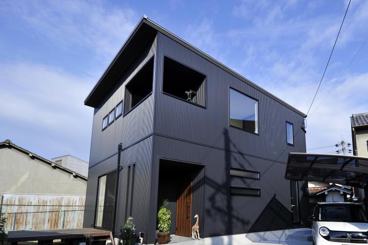 南西向き4.5間間口 ビンテージテイストのインテリアが印象的 ひろびろ土間のある家