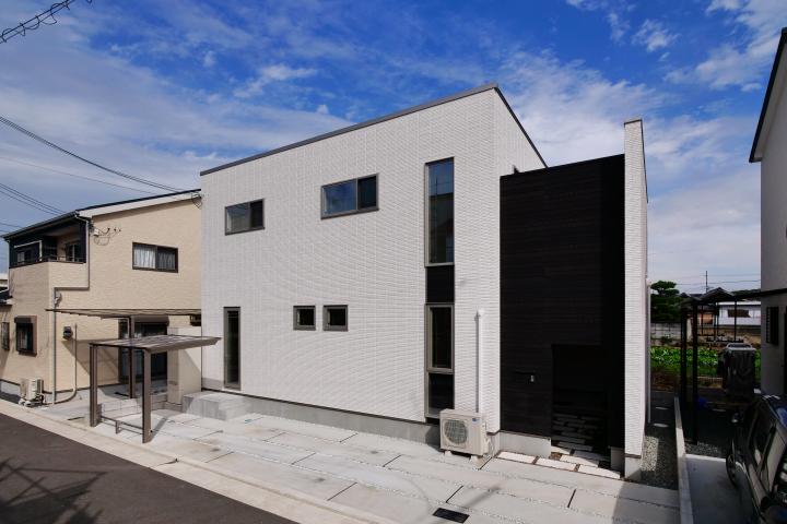 敷地いっぱいの南向き間口6間  前庭のあるパッシブハウス