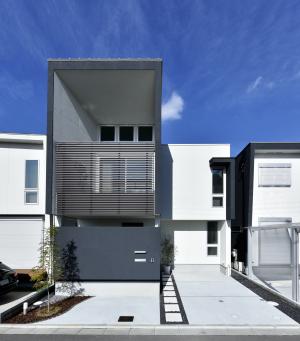黒いボックスが目を引く2.5階建てパッシブハウス