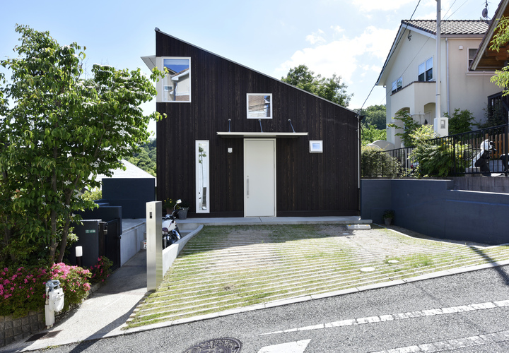 高低差を利用した 眺望最高なパッシブハウス