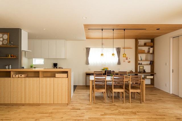 大きな吹抜けと住み心地にこだわった､家族思いの家