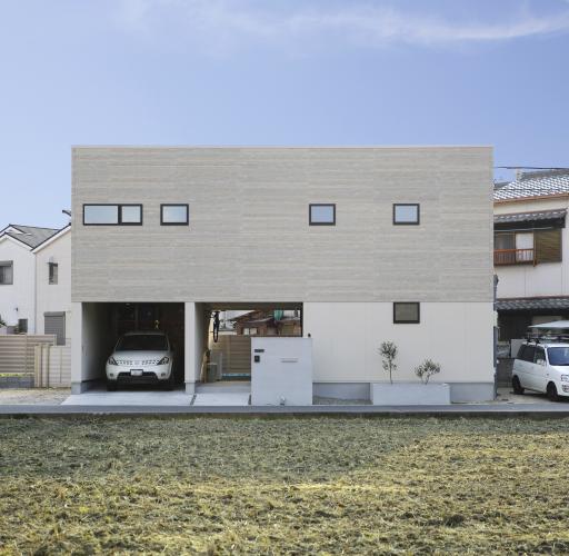 趣味を楽しむビルトインガレージと南北の風通しが快適なピロティのある家