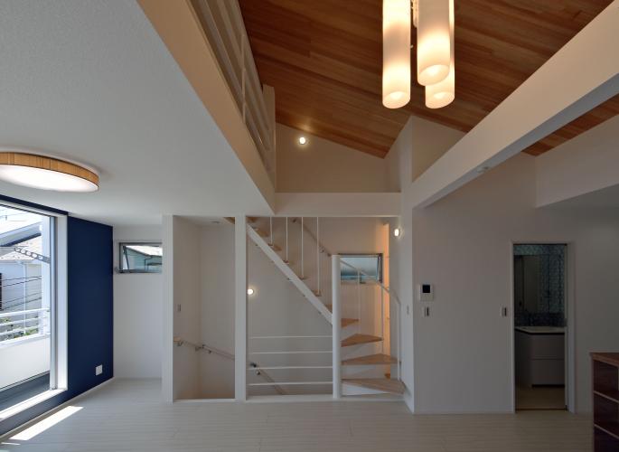 天井に羽目板を貼った家