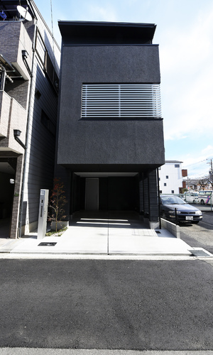 都市型狭小三階建ての黒いパッシブハウス