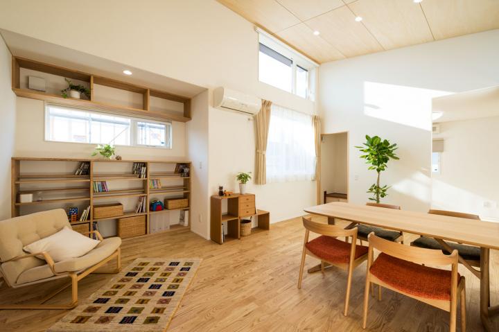 木質感あふれるインナーガレージハウス ～家族が集う2階リビングの家