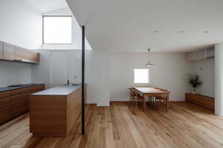 中庭と吹き抜けのある家