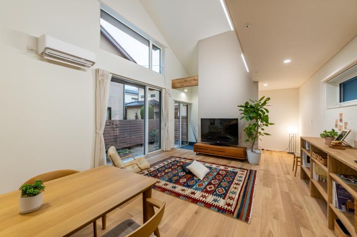 勾配天井の大きな吹抜けが暮らしを一つにする家