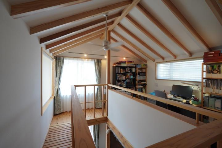 広がりを感じる設え－素材感の引き立つナチュラルモダンな邸宅｜千葉・検見川の住まい