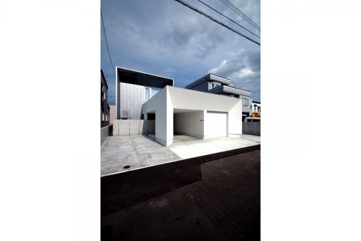 中庭とリビングにブリッジをもつ住宅