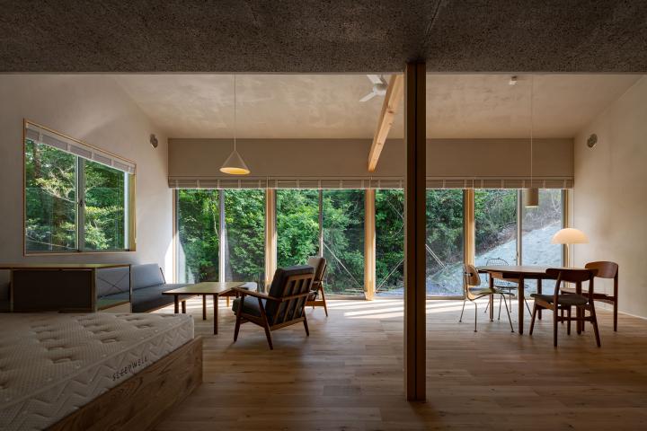 傾斜地の小さな平屋