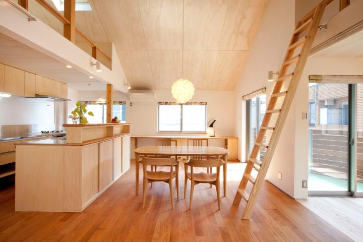 子育て世代、高天井にロフト、ファミリーデスクのある２世帯住宅