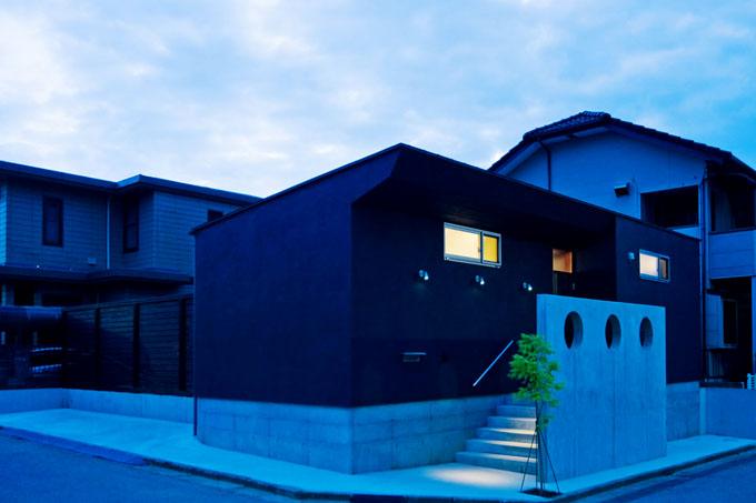 我孫子市の住宅地に建つコートハウス（通り抜け土間のある家）