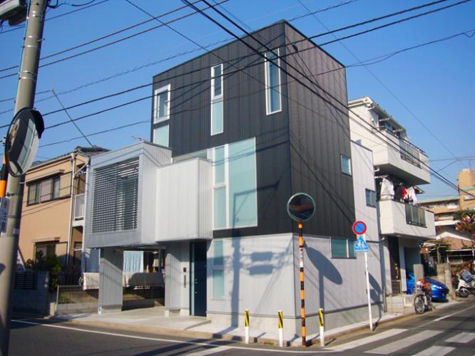 狭小地に建つ木造三階建て住宅