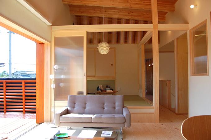 皆野の家／２階リビングに繋がる広い外部デッキのある家