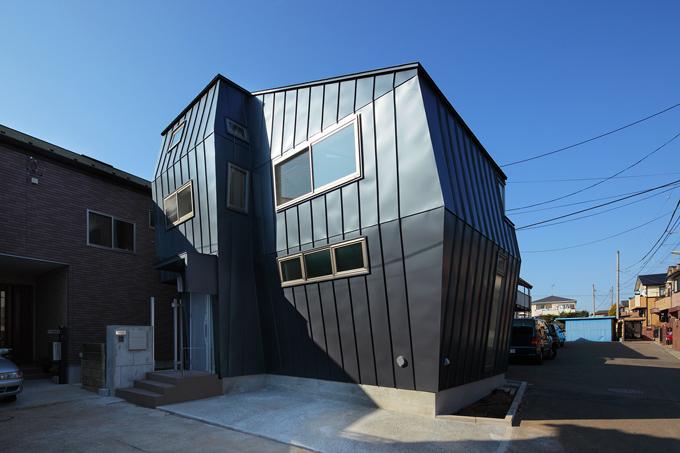 a crooked house (曲がった家)