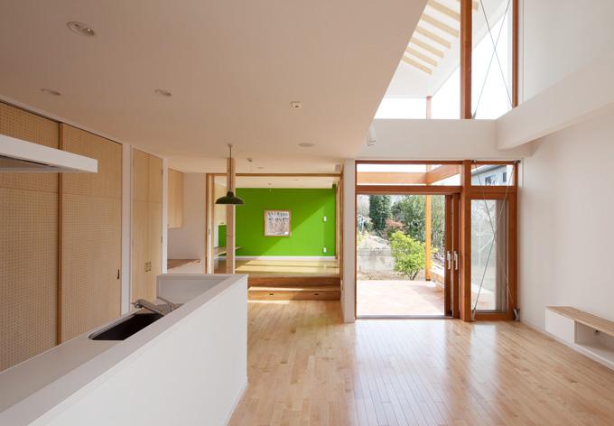 吹抜けのある白い家