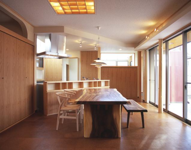 無垢板テーブルが似合う家