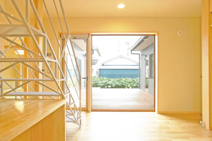 中庭の光が繋ぐ家事機能充実の家