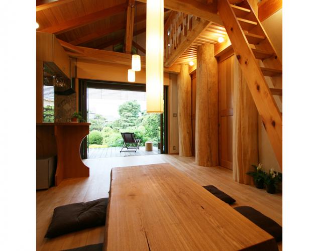 大木を柱に３本使った家