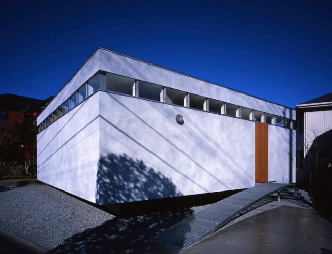 House_IM ギャラリーの様なリビングの家