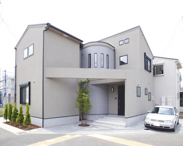 中央の曲線フォルムが印象的な家