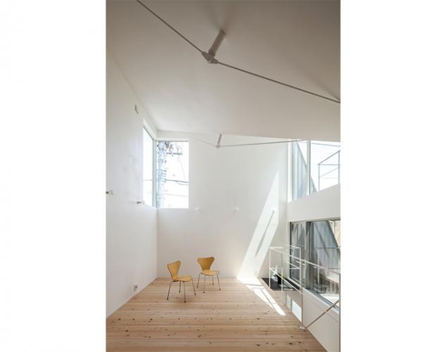 外部と内部で意外性のある家