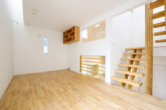 神楽坂に建つスキップフロアの家（旗竿敷地）