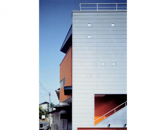 銃眼窓のある家