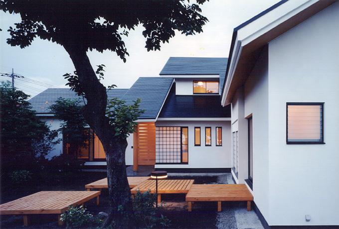 禅次丸の木のある家