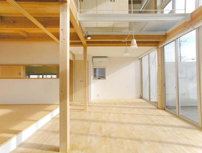 子供が安心して遊べる中庭のような前庭　ミニコンサートの開ける音楽教室