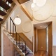 腰壁を貼った階段ホールはちょっとクラシカルで上質な雰囲気に