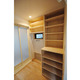 造り付けの収納棚が並ぶ脱衣室