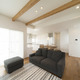 梁がアクセントのリビング