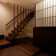 格子のピッチをできるだけ細くし、上質な雰囲気のある階段周りに