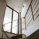 階段に光を届ける大きな窓