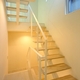 温かみのあるライトが照らす階段