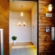 木の素材であたたかく招く玄関