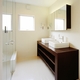 白と濃茶を基調としたシンプルな洗面