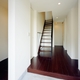 玄関から階段を眺める