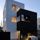 白と黒のシンプルな２つの箱が、重なりあうように建っている外観
