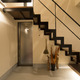 階段と玄関ドアの空間バランスがよい、アジアンテイストを含んだ玄関ホール