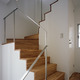 ステンレスヘアライン仕上げの手すりと集成材が、シンプルで上品な階段まわり