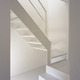 異素材の組み合わせが、白でまとめられることで軽やかに見える階段