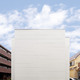 箱と一枚の板を組合わせたように見える、シンプルな立体物のような北面外観
